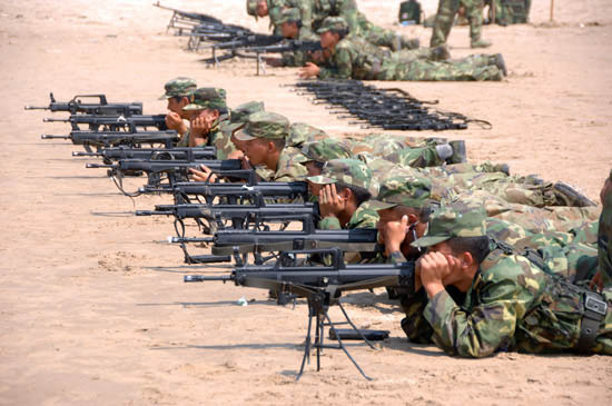 资料图：解放军士兵正在进行95式步枪射击瞄准训练
