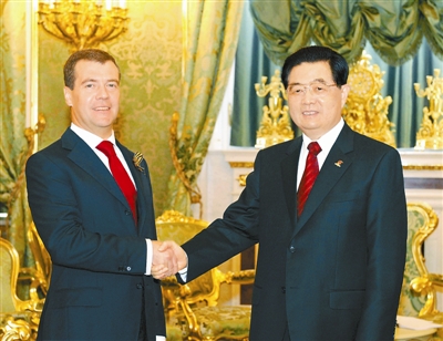 5月9日，应邀出席俄罗斯纪念卫国战争胜利65周年庆典的中国国家主席胡锦涛在莫斯科会见俄罗斯总统梅德韦杰夫。新华社记者饶爱民摄