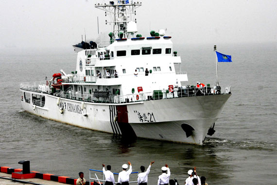 5月22日，“海巡21”轮正缓缓驶离上海外高桥海事码头。新华社记者陈飞摄