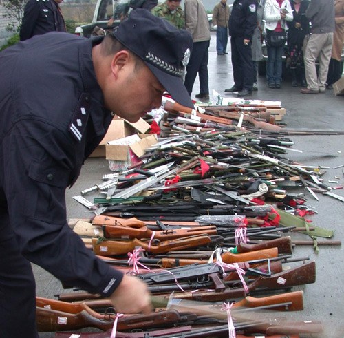 资料图：我国警方缴获的枪支刀具等危险物品