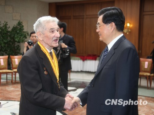 会见结束时，俄罗斯老战士佩戴着胡锦涛颁发给他的“和平”奖章，与胡锦涛紧紧握手，依依惜别。中新社发张朔摄