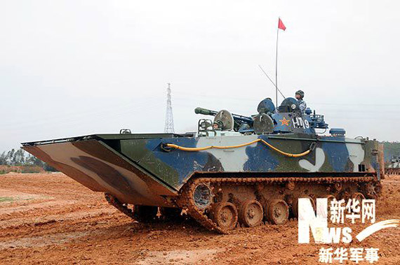演习场上，几乎所有的装甲车上的火炮，都罩上了帆布的炮衣，而观瞄设备也都放下了金属防护挡板[摄影：郑文浩]