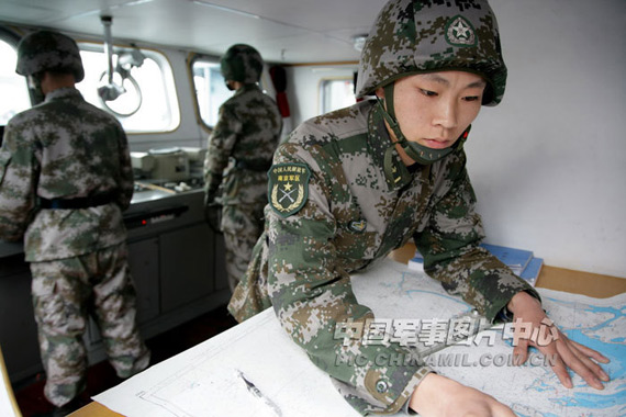 资料图：解放军海军陆战队官兵在舰船航行过程中进行航海作业。