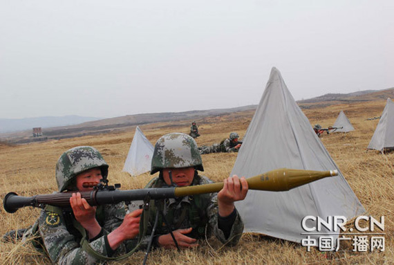 资料图：我军士兵装填“火箭”弹准备攻击对手陈新文摄