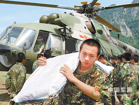 图文：陆航团派出四架直升机为乡亲们送物资
