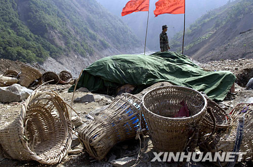 组图：武警背雷管炸药徒步翻山赴唐家山堰塞湖