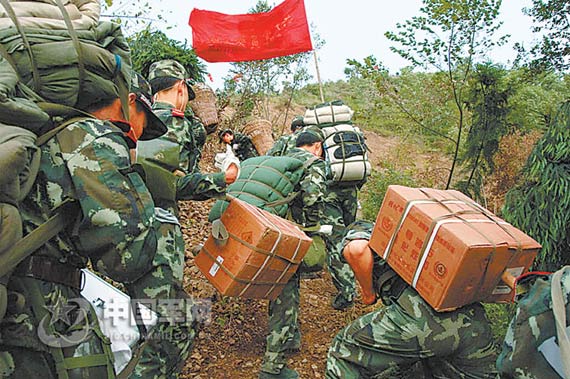 组图：武警背雷管炸药徒步翻山赴唐家山堰塞湖
