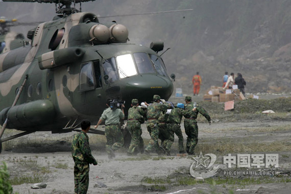 南京军区陆航团周密研究峡谷飞行特点避免事故