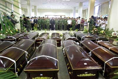 军方将直升机失事13名遇难者遗体移交地方(图)