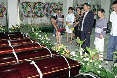 军方将直升机失事13名遇难者遗体移交地方(图)