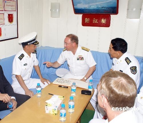 张仕波少将接待美访港里根号航母战斗群司令