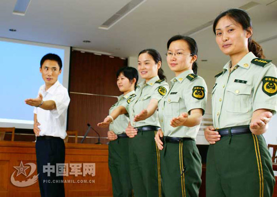 组图：边检武警学习涉外礼仪展示国门卫士形象