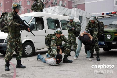 组图：温州边防特警反恐演习制服持枪“歹徒”