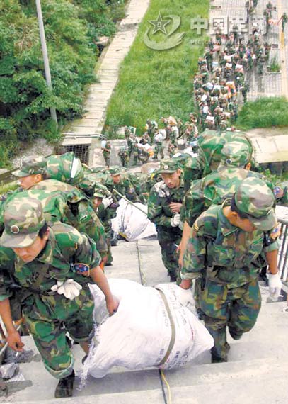 铁军师长抗震救灾中与士兵徒步行军未落后一步