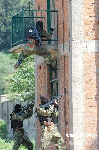 组图：江苏武警反恐特战队员军事技能大比武