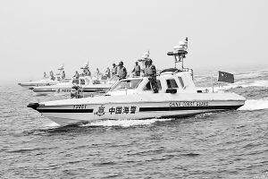武警海上反恐演习用防暴武器击倒闯界快艇人员