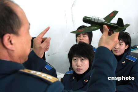 中国将从女歼击机飞行员中选拔首批女航天员