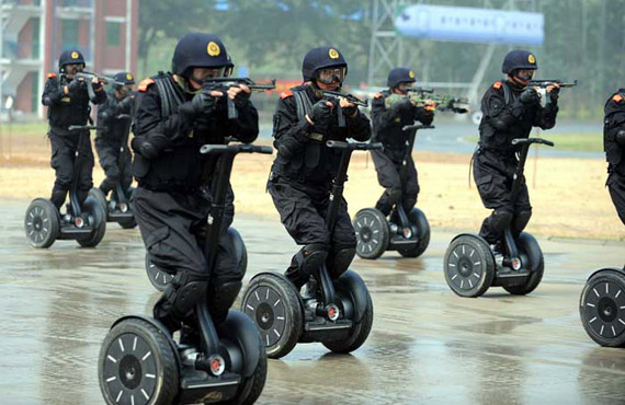 中国特警驾单兵反恐突击车可行进中射击(图)