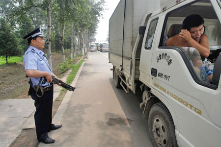 北京警方荷枪实弹把守主要进京通道(组图)