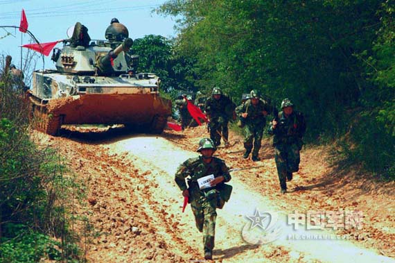 组图：解放军63A两栖坦克与步兵协同攻防演练