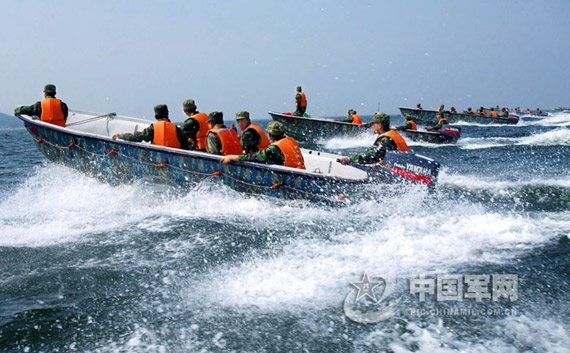 图文：南京军区军人驾轻型快艇实施海上突击