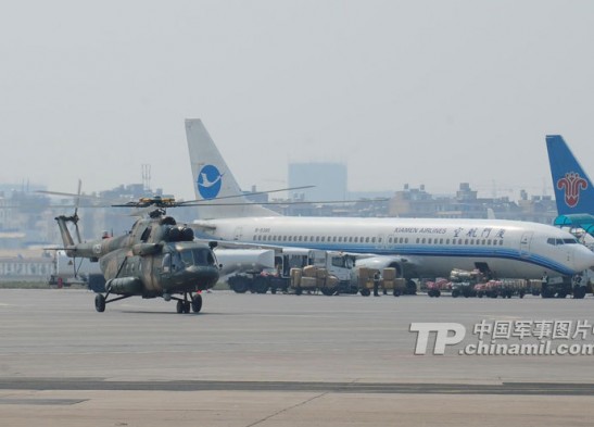 成空陆航部队米-17直升机降落民航机场加油补给 (4)