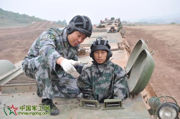全军优秀指挥军官、北京军区某兵种训练基地司令员陈跃纠正学兵驾驶动作