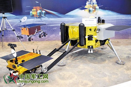 这是嫦娥三号月球探测器，包括着陆器和巡视器，是我国研制的首次在外天体实施软着陆的航天器。新华社发(资料图片)
