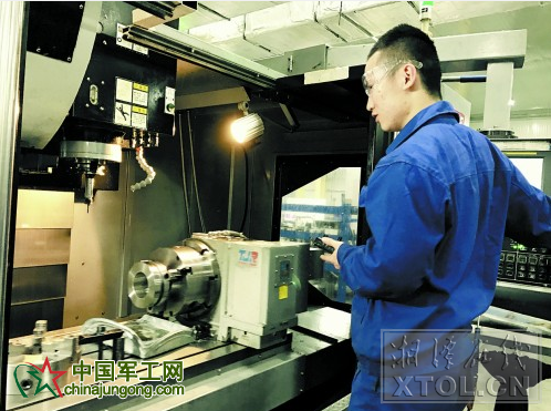 崇德科技工作人员正在操作设备