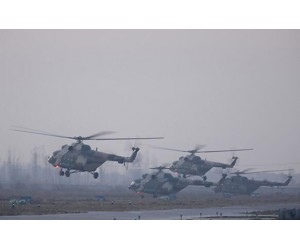 新疆军区某旅组织直升机群大规模飞行训练