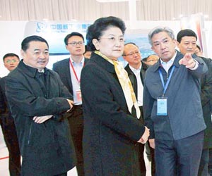 刘延东参观央企创新成就展航空工业展台