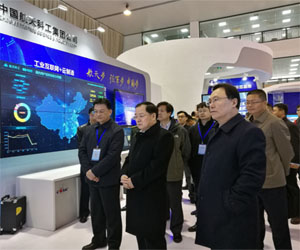 中央军民融合办常务副主任金壮龙参观央企创新成就展航天科工展区