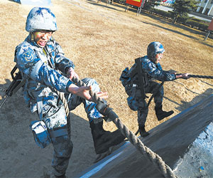 空降兵某部结合伞训特点开展多样化体能训练微观察