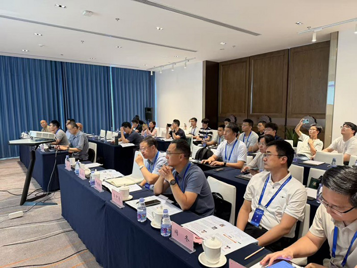 杨水华在第八届全国空间数据系统学术交流会作专题报告